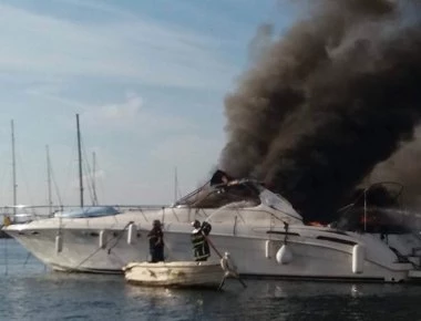 Σκάφος στη μαρίνα της Μονεμβασίας γίνεται παρανάλωμα του πυρός (φωτό)